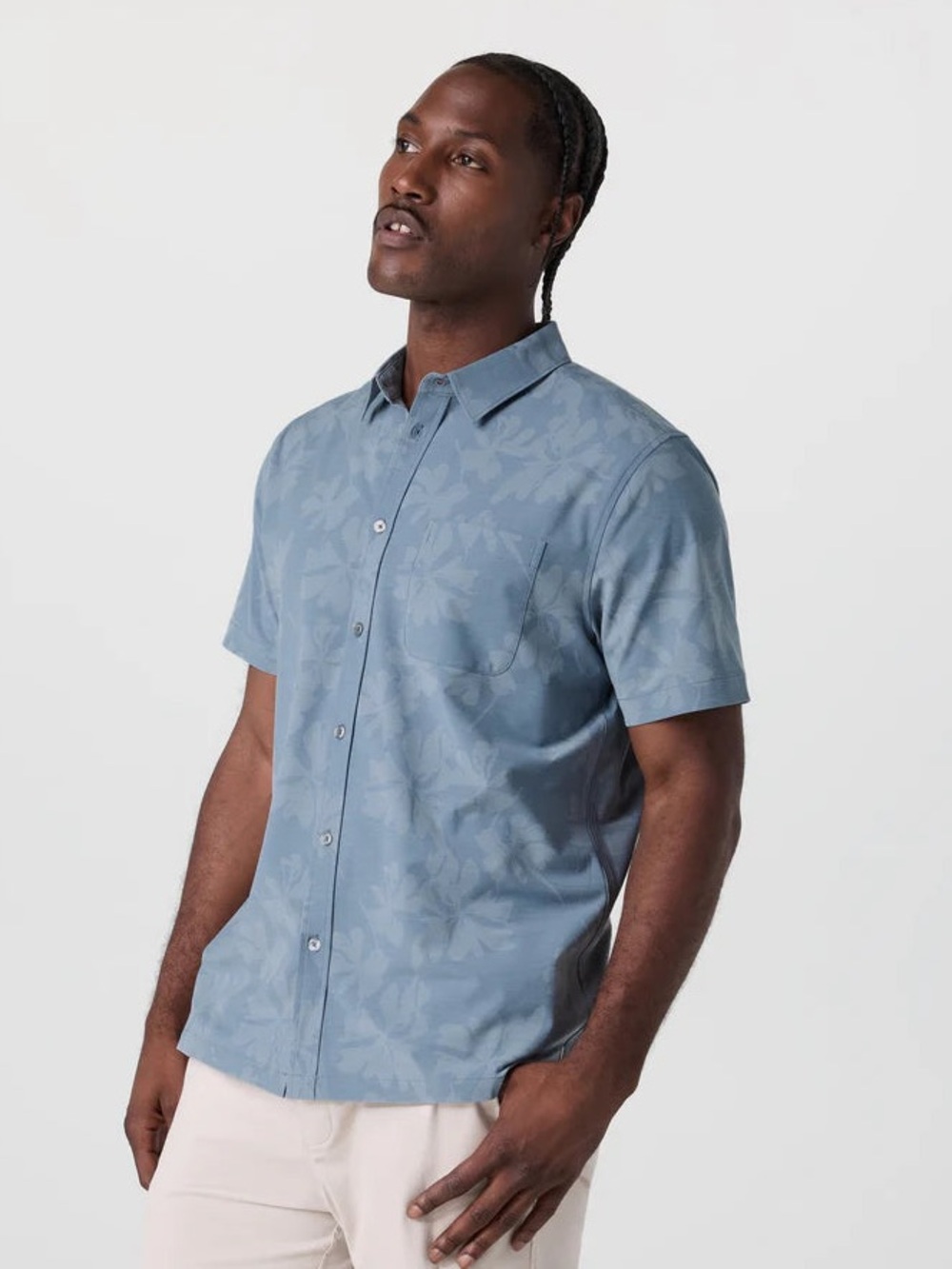 Vuori Men’s Bridge Button-Down Shirt Shortsleeve in Dusty Blue Plumeria L